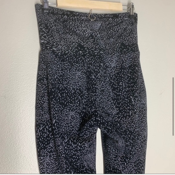 Fabletics Hamilton Capri Foldover Sweatpants Black White Cropped Size XS Women’s - Picture 5 of 9